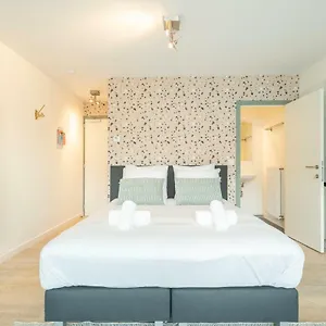 https://the-card-room-green-studio.hotelsantwerp.net